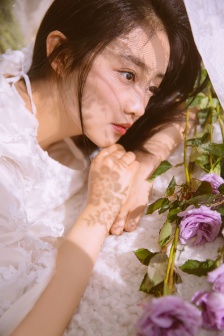 年轻的邻居在线
